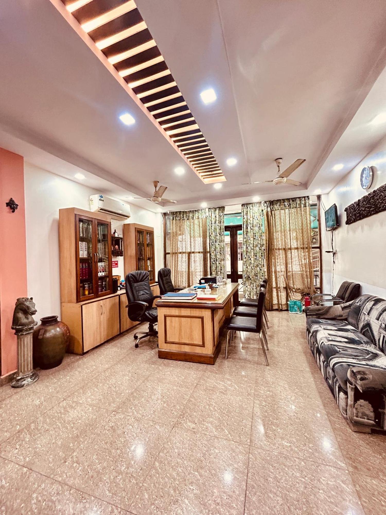 Satwah Just 10 Minute Away Form Nizamuddin Railway Station 4*