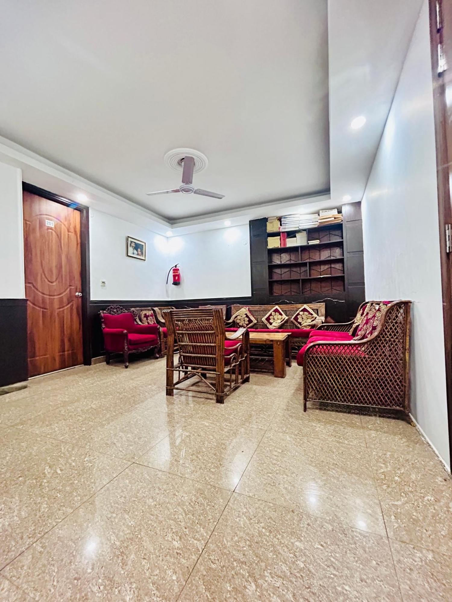 Hotel Satwah Just 10 Minute Away Form Nizamuddin Railway Station 4*