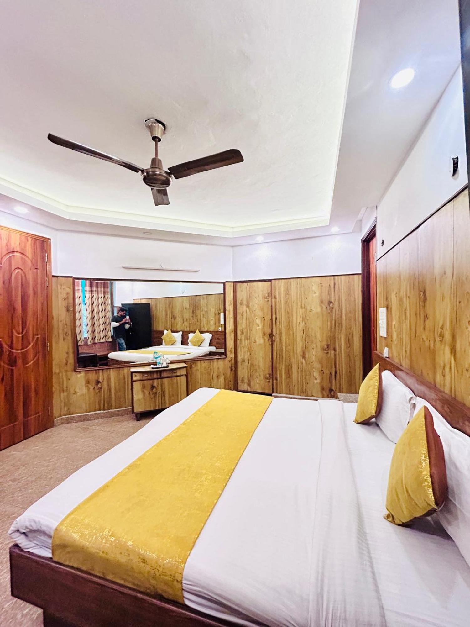 Satwah Just 10 Minute Away Form Nizamuddin Railway Station 4*