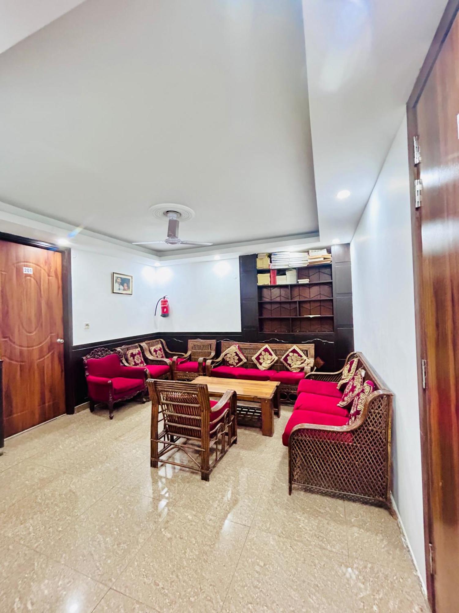 Hotel Satwah Just 10 Minute Away Form Nizamuddin Railway Station 4*