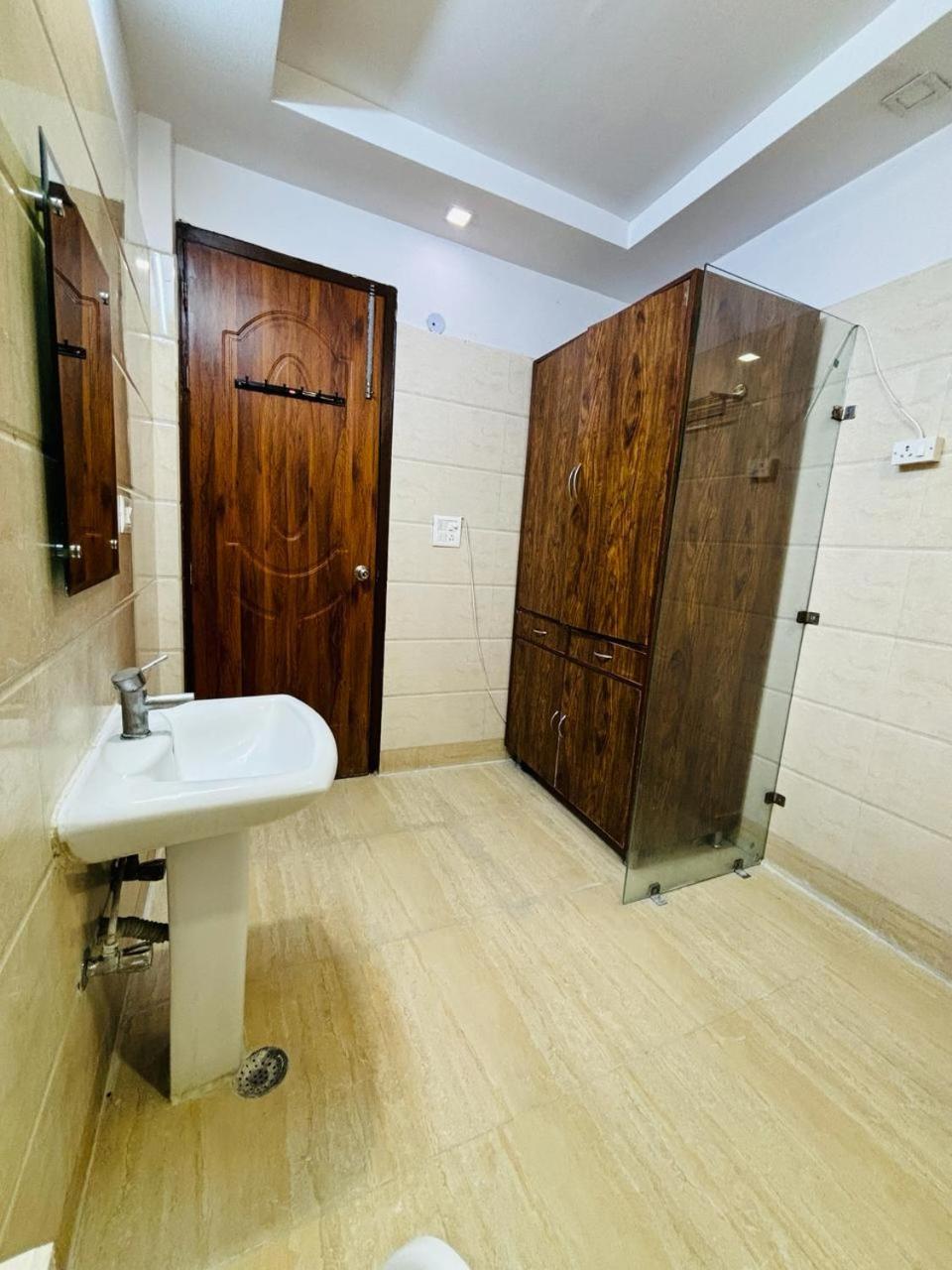 Satwah Just 10 Minute Away Form Nizamuddin Railway Station Hotel